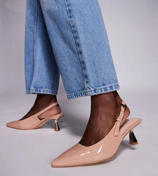  Simmi Wide Fit Zapatos Beis Destalonados De Tacón Bajo Con Puntera Fina De Charol June De Simmi London Wide Fit-neutro 