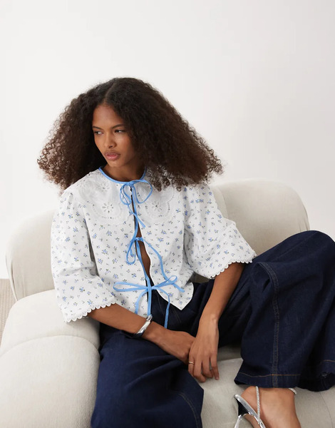  Sister Jane Sister Jane - Blusa Blanca Con Estampado De Florecitas, Detalle De Lazo Y Cuello Bordado De Algodón Dalarna-blanco 