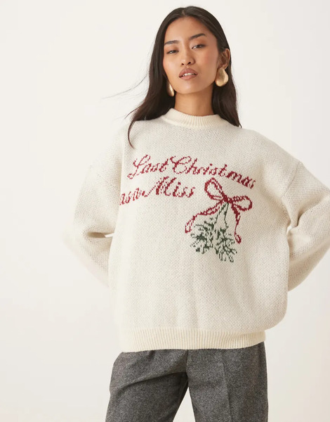  Six Stories Jersey Color Crema Con Cuello Redondo Y Patrón De Muérdago Y Texto last Christmas As A Miss De Six Stories-blanco 