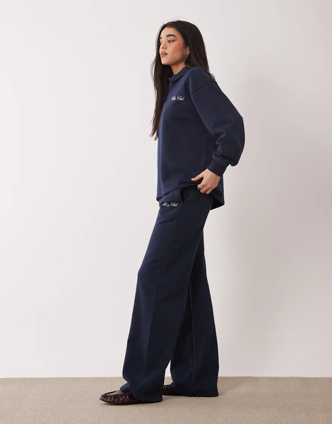  Six Stories Pantalones De Chándal Azul Marino De Novia Con Texto wifey Club De Six Stories (parte De Un Conjunto) 