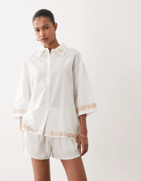  Sndys Camisa Blanca Extragrande Con Aplicación Floral De Mezcla De Lino Y Algodón De Sndys (parte De Un Conjunto)-blanco 