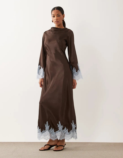  Tfnc Tfnc - Vestido Largo Marrón Chocolate De Satén Con Cuello Desbocado, Mangas Acampanadas Y Ribete De Encaje En Contraste 