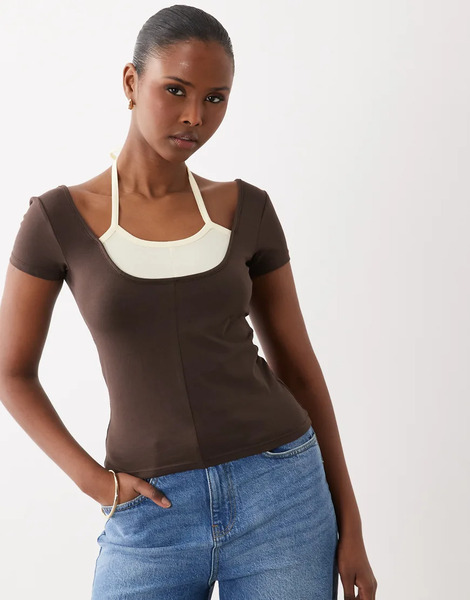  The Frolic Camiseta Marrón Chocolate Y Amarilla Con Cuello Halter De Doble Capa De Punto Liso Exclusiva De The Frolic 