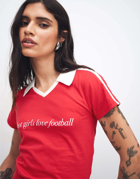  The Frolic Camiseta Roja Con Diseño Encogido Y Estampado Gráfico De Texto En La Parte Delantera hot Girls Love Football De Algodón Exclusiva De The Frolic-rojo 