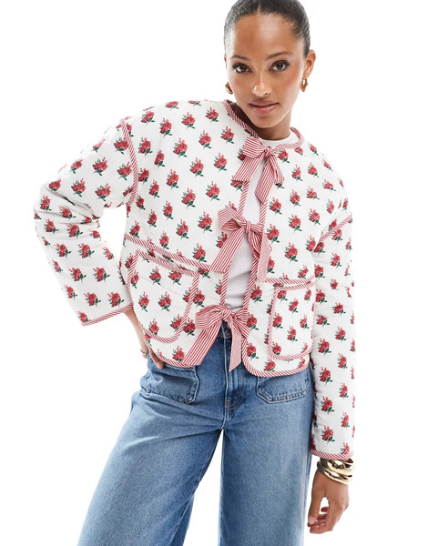  The Frolic Chaqueta Color Crema Acolchada Reversible Con Lazos En La Parte Delantera, Estampado Floral Y Rayas Rojas Exclusiva De The Frolic-multicolor 