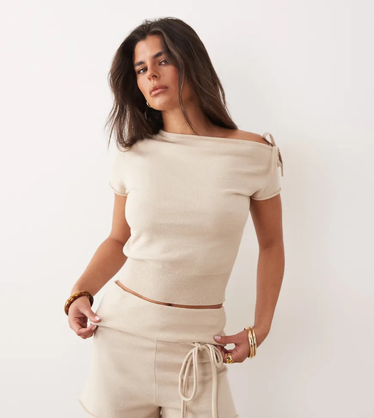  The Frolic The Frolic Exclusive - Top Beis Con Escote Bardot, Cintura Ceñida Y Lazada Delantera De Punto Compacto (parte De Un Conjunto)-blanco 