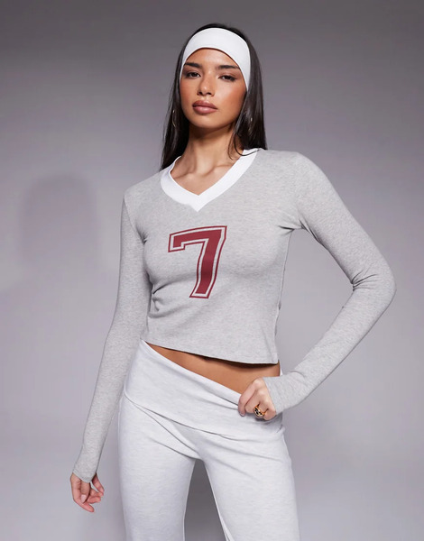  The Frolic Top Gris De Manga Larga Con Estampado Gráfico De Número De Estilo Universitario, Cuello De Pico Y Ribete En Contraste De Tejido Rico En Algodón Exclusivo De The Frolic 