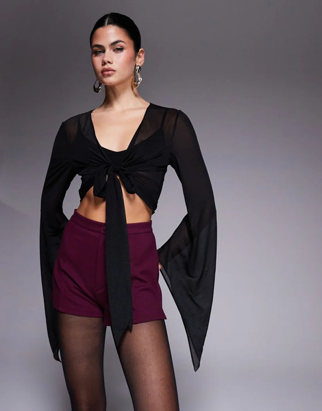  The Frolic Top Negro Escotado Con Lazada Delantera Y Mangas Acampanadas De Chifón Transparente Exclusivo De The Frolic 