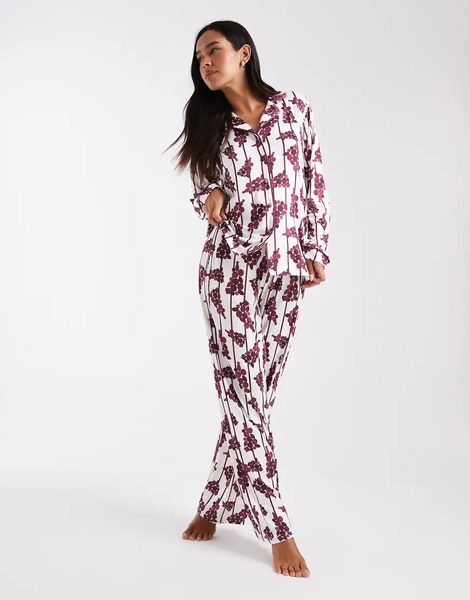  Threadbare Pijama Blanco Y Burdeos De Manga Larga Con Estampado De árboles De Navidad De Threadbare 