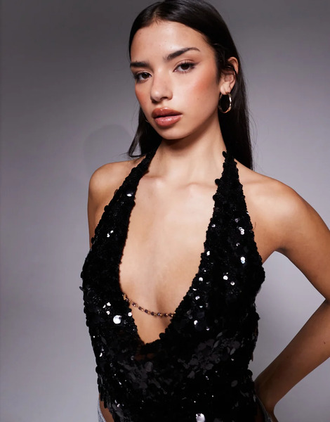  Tiger Mist Top Negro Con Cuello Halter, Lazada En La Espalda Y Detalle De Cadena De Lentejuelas Grandes Zana De Tiger Mist 