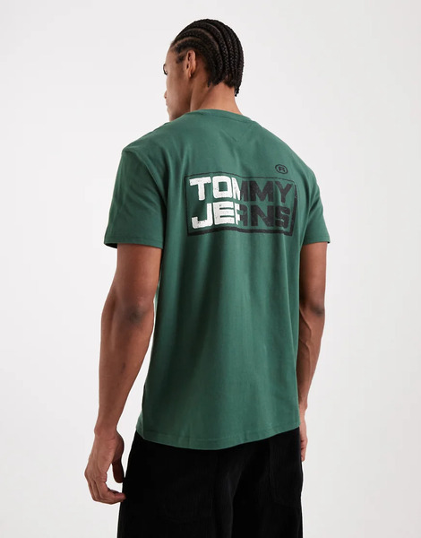  Tommy Jeans Tommy Jeans - Camiseta Deportiva Verde Oscuro Con Estampado Gráfico De Recuadro Del Logo En La Espalda 