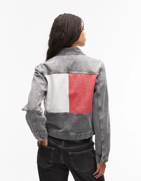  Tommy Jeans Chaqueta Vaquera Gris Lavado De Estilo Camionero Con Estampado De Bandera En La Espalda De Tommy Jeans 