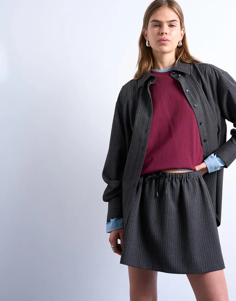 Topshop Minifalda Muy Corta Gris Carbón De Talle Bajo Con Vuelo Y Raya Diplomática De Tejido Cepillado De Topshop 