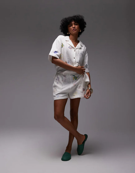  Topshop Pantalones Cortos Blancos Sin Cierres Con Bordado De Garabatos De Algodón De Topshop (parte De Un Conjunto) 