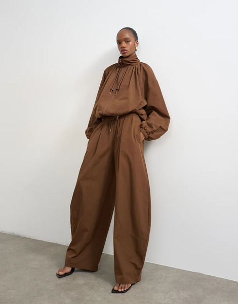  Topshop Pantalones Marrón Chocolate De Corte Ovoide De Tejido Técnico Ligero De Topshop (parte De Un Conjunto)-brown 