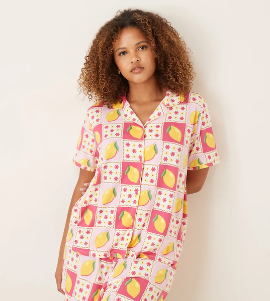  Urban Threads Pijama Rosa Y Amarillo De Pantalones Cortos Y Top Con Cuello De Solapas Y Estampado De Limones De Punto Liso De Urban Threads Curve 