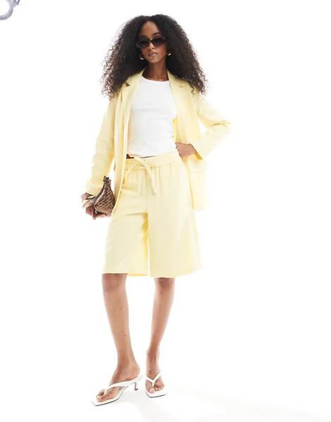  Vero Moda Pantalones Cortos De Sastre Amarillo Pastel De Corte Alargado Mix & Match De Vero Moda (parte De Un Conjunto) 