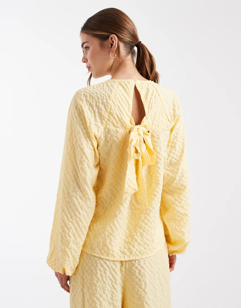  Vero Moda Top Amarillo De Manga Larga Con Lazo En La Espalda De Tejido Texturizado De Vero Moda (parte De Un Conjunto) 