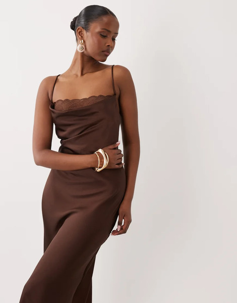  Vila Vestido Largo Marrón Chocolate De Tirantes De Satén Con Cuello Desbocado Y Aplicación De Encaje De Vila 