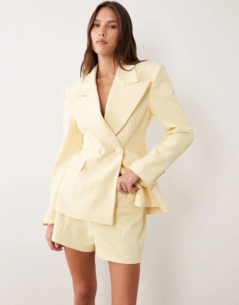 Wanderdoll Pantalones Cortos De Sastre Amarillo Limón Con Detalle De Costura En La Parte Delantera Charlotte De Wanderdoll (parte De Un Conjunto) 
