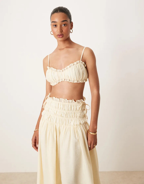  Wanderdoll Top Beis Estilo Bralette Con Lazada Trasera Y Diseño Fruncido De Tejido Efecto Lino Soulie De Wanderdoll (parte De Un Conjunto)-neutro 
