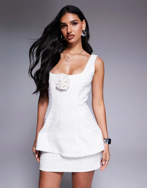 Wanderdoll Vestido Corto Blanco Estructurado Con Detalle De Flor Y Escote Cuadrado De Bouclé Con Lentejuelas Sophia De Wanderdoll 