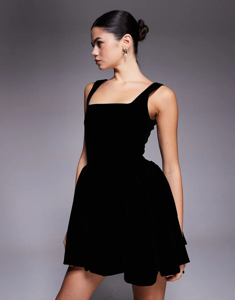  Wanderdoll Vestido Corto Negro Con Escote Cuadrado Y Detalle Voluminoso En Las Caderas De Terciopelo Lucky De Wanderdoll 