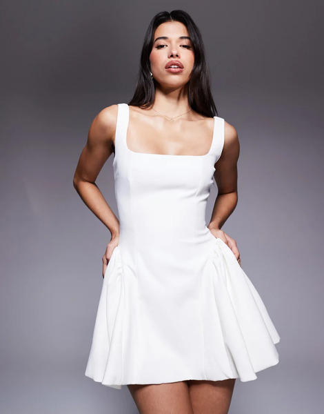  Wanderdoll Vestido De Sastre Corto Blanco Con Escote Cuadrado Y Laterales Plisados Estructurados Sabrina De Wanderdoll 