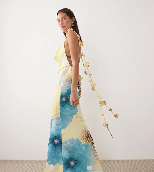  Wanderdoll Vestido Largo Amarillo Y Azul Con Estampado Floral, Detalle Colgante De Flores, Cuello Desbocado Y Espalda Cruzada De Satén Aria Exclusivo De Wanderdoll-multicolor 