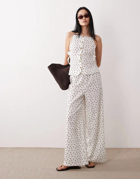  Wednesday's Girl Pantalones Blancos De Pernera Ancha Con Estampado De Lunares Y Detalle Anudado De Wednesday's Girl (parte De Un Conjunto) 