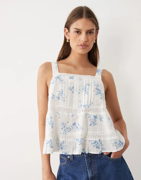  Wednesday's Girl Top Azul Pastel Escalonado De Corte Amplio Y Vaporoso Con Estampado Floral De Encaje De Wednesday's Girl 