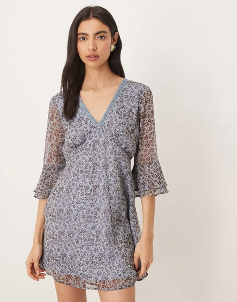  Wednesday's Girl Vestido Corto Azul Morado Con Estampado De Florecitas, Cuello De Pico Y Mangas Vaporosas De Wednesday's Girl 