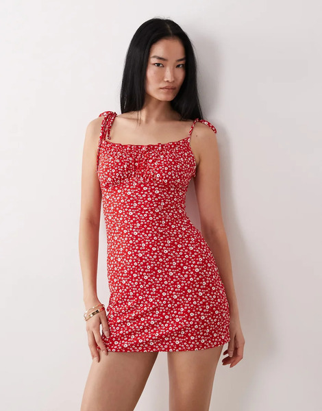  Wednesday's Girl Vestido Corto Rojo Sin Tirantes Con Estampado Floral Y Escote Bardot De Punto Liso De Wednesdays Girl 