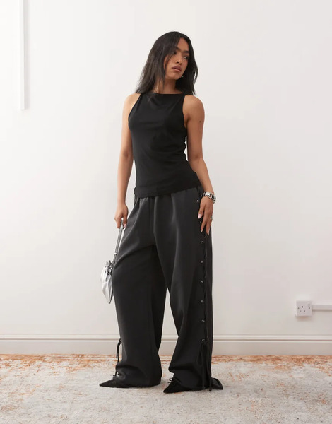  Weekday Joggers Negro Apagado De Pernera Ancha Con Detalle De Ojales Con Cordones Anudados En El Lateral De Weekday 