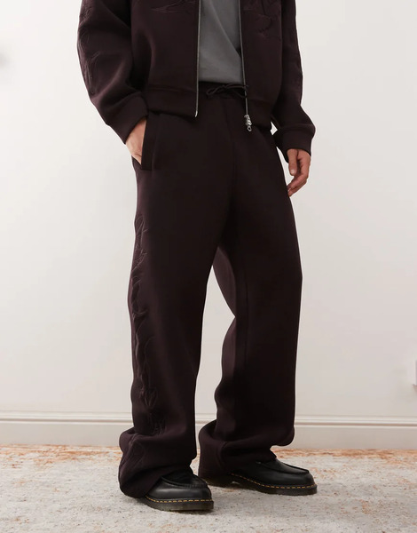  Weekday Pantalones De Chándal Burdeos Con Gráfico Bordado De Tejido Efecto Neopreno Simon De Weekday (parte De Un Conjunto)-rojo 
