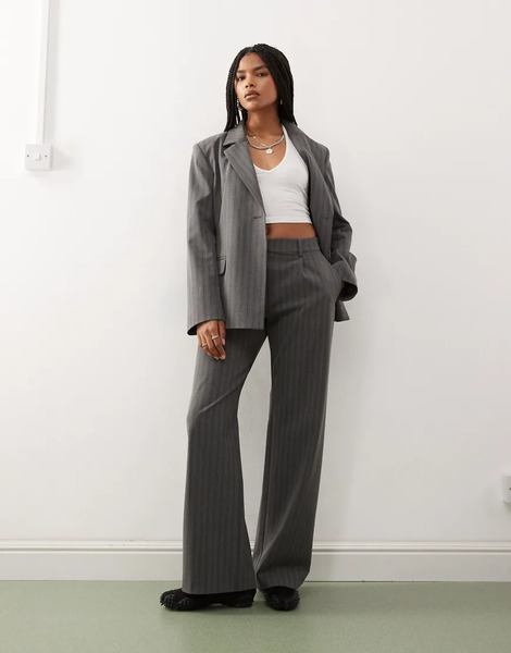  Weekday Pantalones Gris Jaspeado A Rayas De Talle Medio Y Corte Holgado Con Pinzas Delanteras De Weekday (parte De Un Conjunto) 