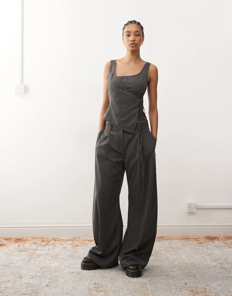 Weekday Pantalones Gris Jaspeado De Talle Bajo Y Pernera Ancha Con Patrón De Espiga Y Pinzas Delanteras Dara De Weekday (parte De Un Conjunto) 