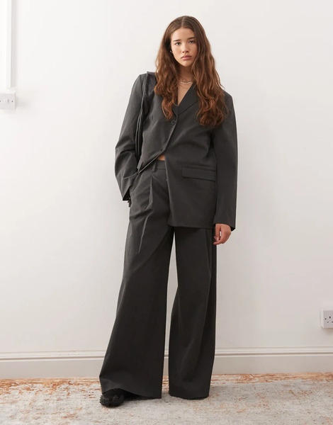  Weekday Pantalones Gris Oscuro Jaspeado De Pernera Ancha Extragrande Con Pinzas De Weekday (parte De Un Conjunto) 