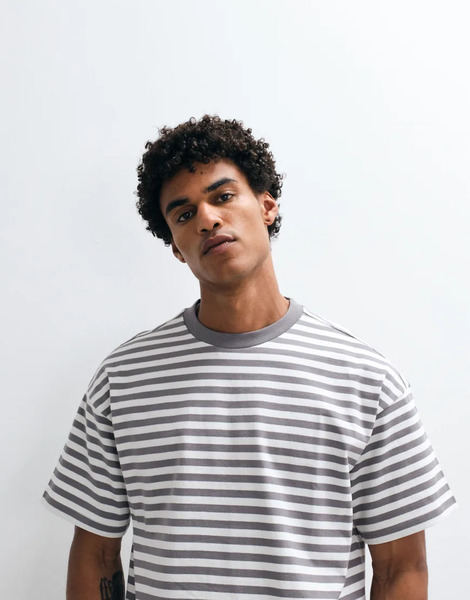  Weekday Weekday X Asos - Colección Exclusiva - Camiseta Gris Y Blanco Hueso A Rayas De Corte Cuadrado Extragrande 
