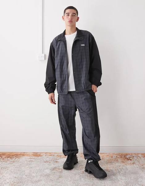  Xlarge Pantalones De Chándal A Cuadros Negros Y Grises Con Bajos Ajustados, Diseño Color Block Y Logo De Xlarge 