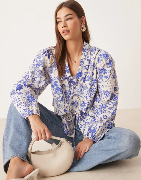  Yas Top Azul Y Blanco Con Estampado Floral Estilo Cachemir, Lazada Delantera Y Detalle De Volante De Yas-multicolor 