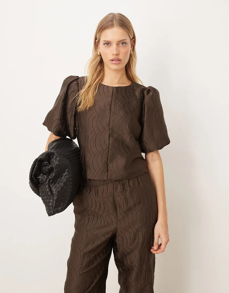  Yas Top Marrón Chocolate Con Mangas Abullonadas De Tejido Texturizado Premium De Yas (parte De Un Conjunto)-brown 