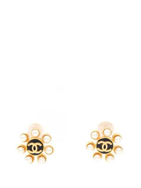  Chanel Pre-owned 1995 Cc Gold Plated Faux Pearl Enamel Flower Clip On Earrings Costume Earrings - Dorado 
