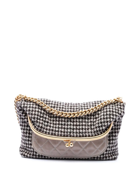  Chanel Pre-owned 2015-2016 Medium Quilted Houndstooth Tweed And Calfskin Tabatiere Kisslock Fold Over Crossbody Bag - Negro 