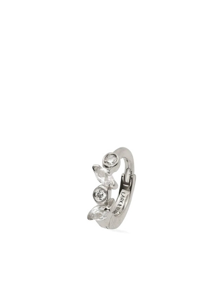  Lark & Berry Pendiente De Aro Veto Pequeño En Oro Blanco De 14 Ct Con Diamantes Y Zafiros - Plateado 