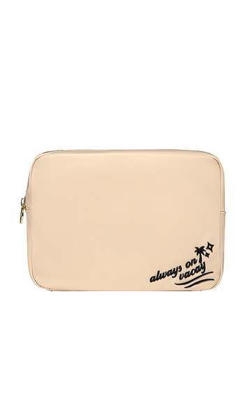  Stoney Clover Lane Bolsa Grande Bordada Con La Frase Always On Vacay Always On Vacay Embroidered Large Pouch En Color Nude Talla All . 